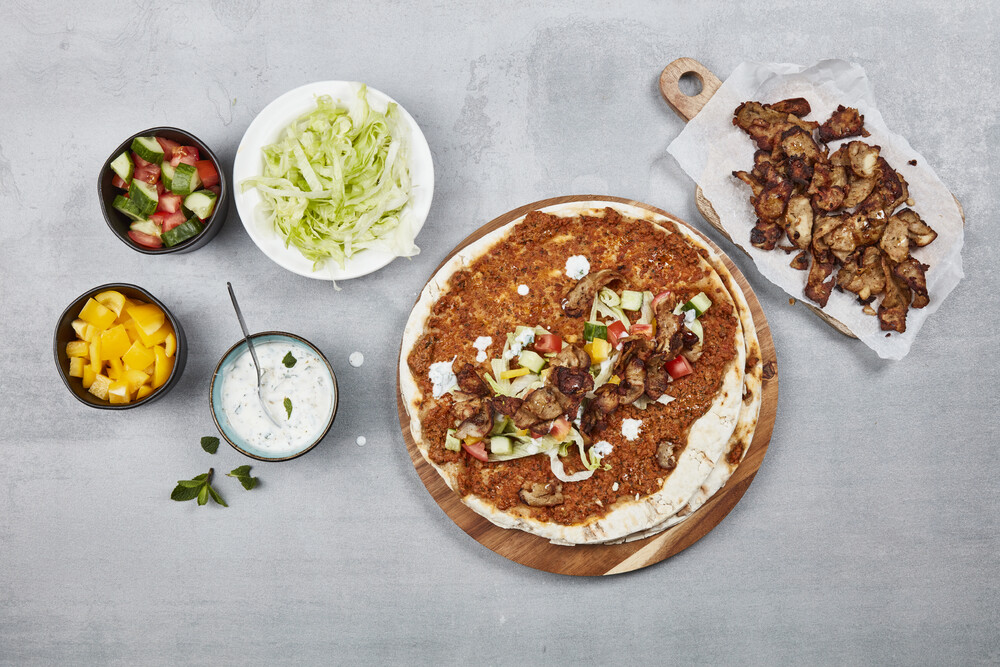 Lahmacun gevuld met kebab