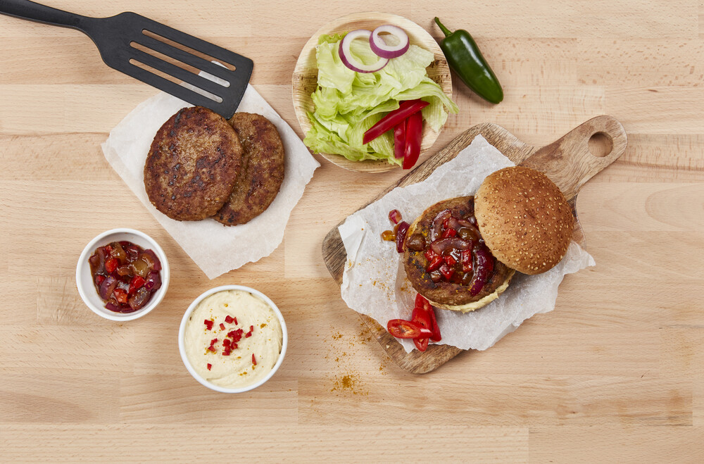 Burger mit Hummus & Harissa-Relish