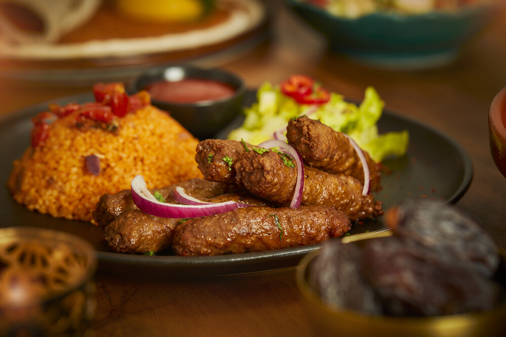 Cevapcici con bulgur y ensalada