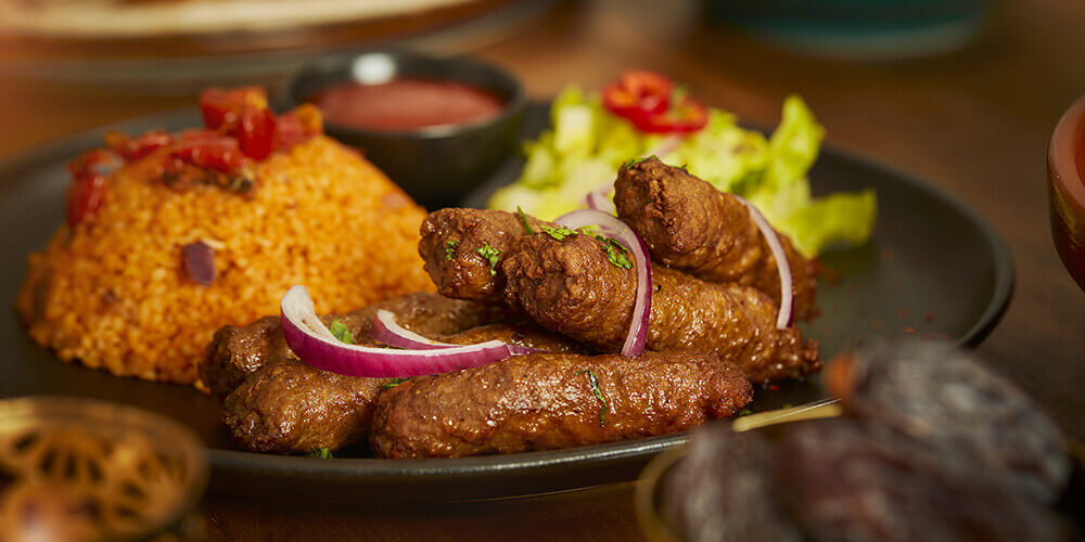 Cevapcici avec boulgour et salade