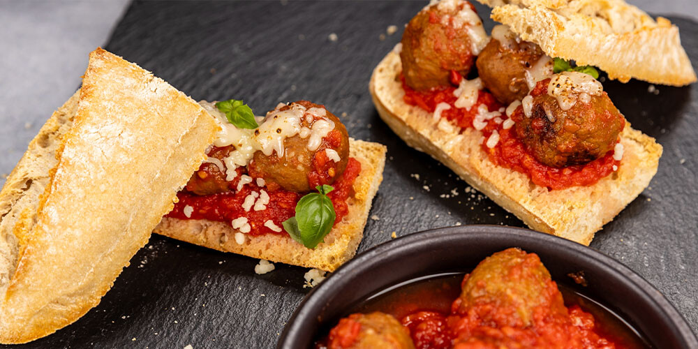 Baguette met gehaktballetjes in tomatensaus