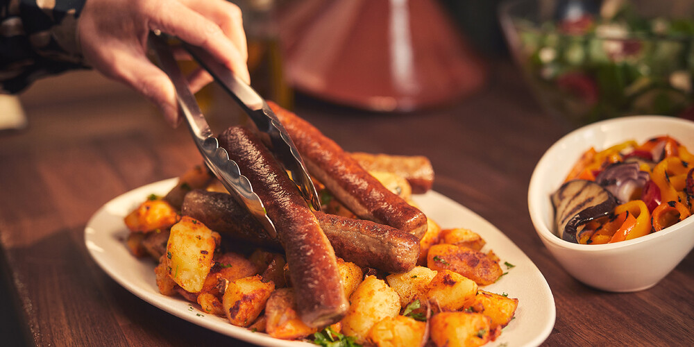Saucisses with potatoes and grilled vegetables