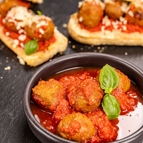 Baguette met gehaktballetjes in tomatensaus