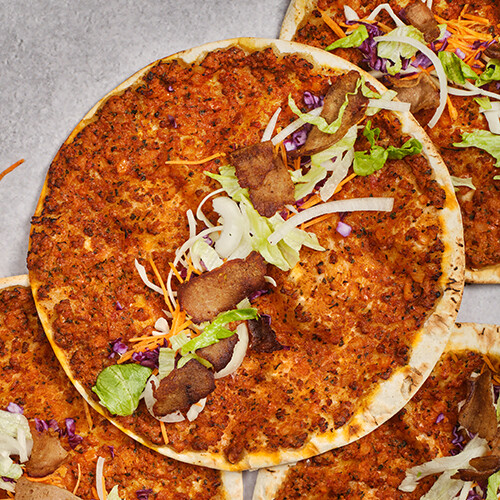 Lahmacun met koolsalade en kebab