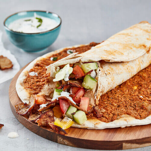 Lahmacun gevuld met kebab