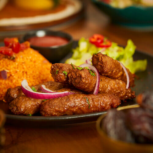 Cevapcici con bulgur e insalata