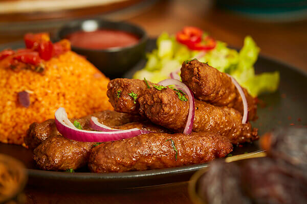 Cevapcici con bulgur e insalata