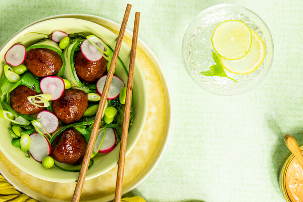 Asiatischer Salat mit Bällchen