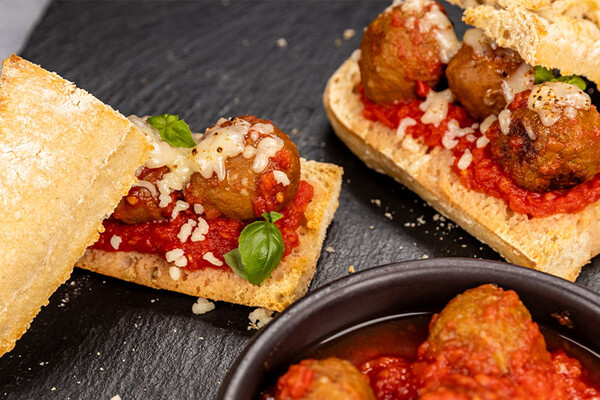 Baguette mit Bällchen in Tomatensoße