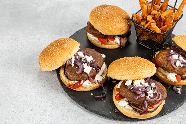 Burger mit Labne und gegrilltem Gemüse & Feta