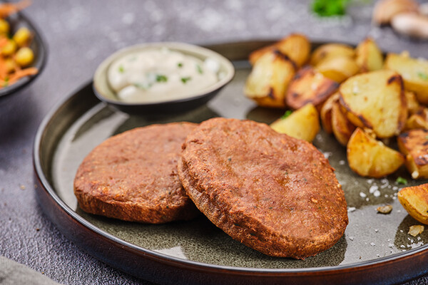 Burger met krieltjes en salade