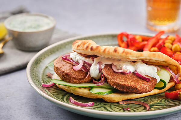 Burger met Naan-Brot und Kichererbsen