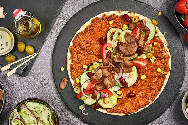 Lahmacun mit Kebab und gebratenem Gemüse