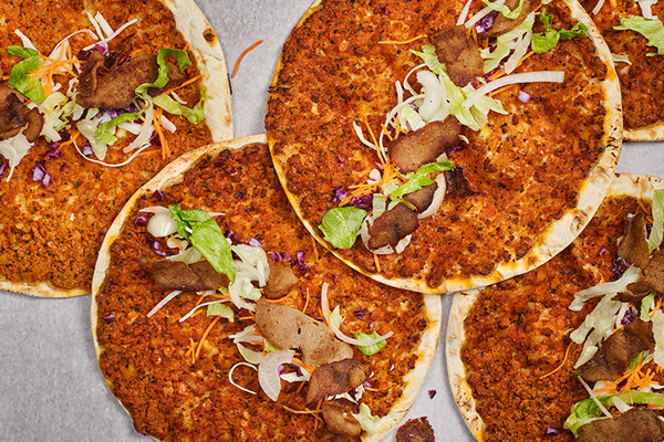 Lahmacun met koolsalade en kebab