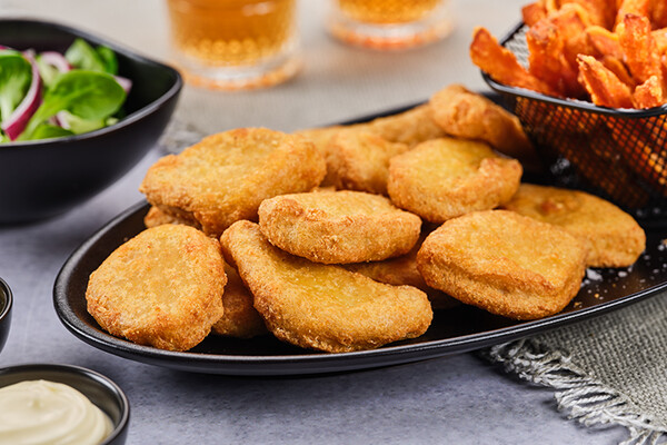 Nuggys mit Süßkartoffel-Pommes und Salat