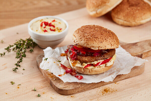 Burger met hummus en uien-harissa relish