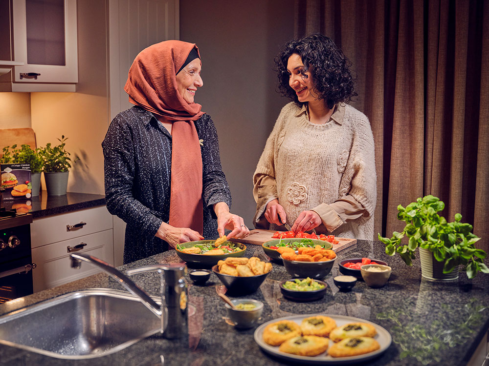 Twee vrouwen in de keuken bezig met het eten