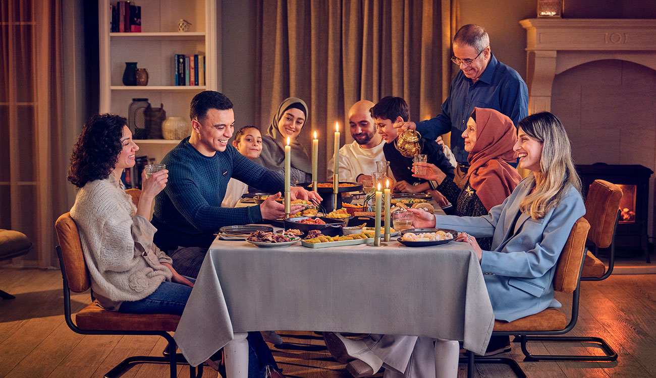 Gezin aan tafel vol met eten