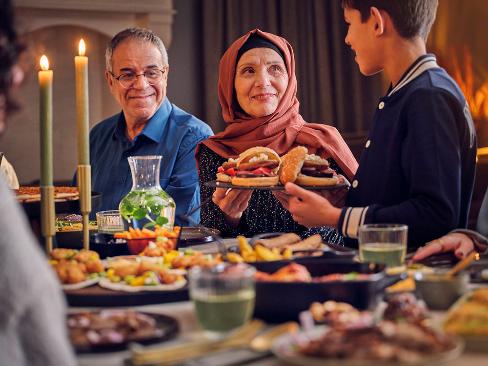 Twee mannen bij een barbeque